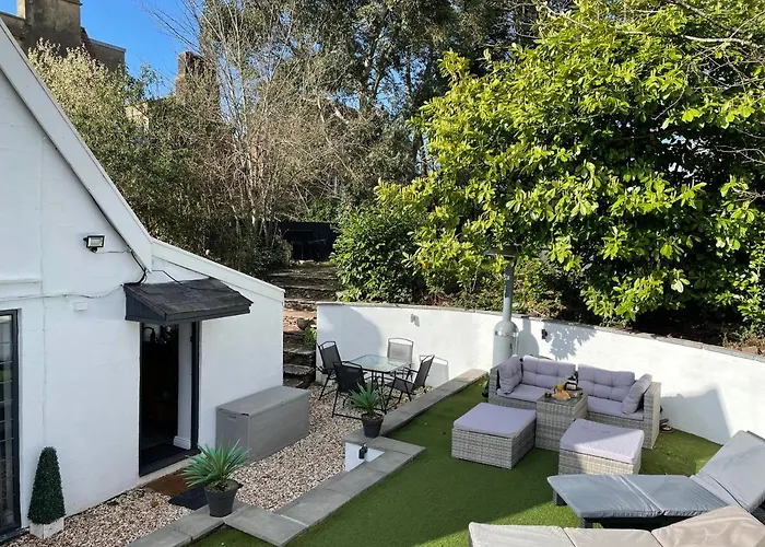 2 Bedroom Cosy Cottage With Hot Tub In Hambrook Close To Bristol City Centre