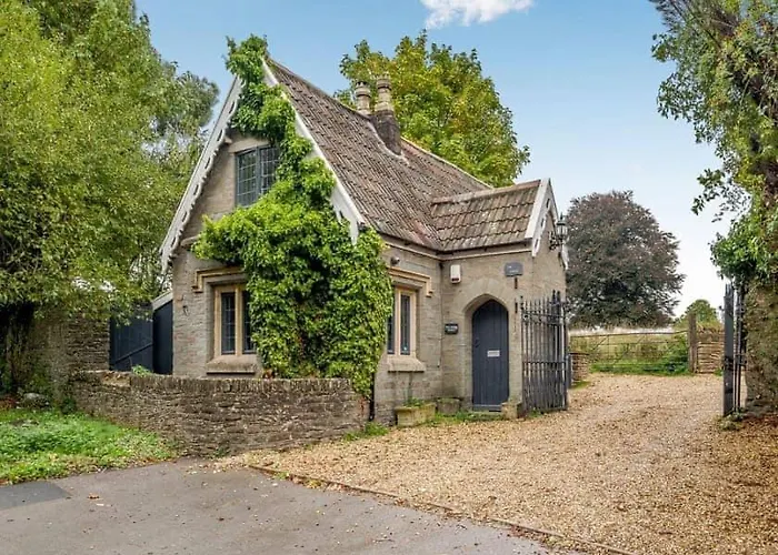2 Bedroom Cosy Cottage With Hot Tub In Hambrook Close To Bristol City Centre