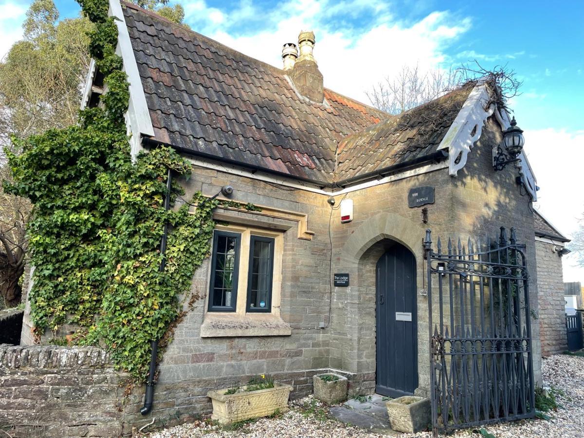 2 Bedroom Cosy Cottage With Hot Tub In Hambrook Close To Bristol City Centre Bristol