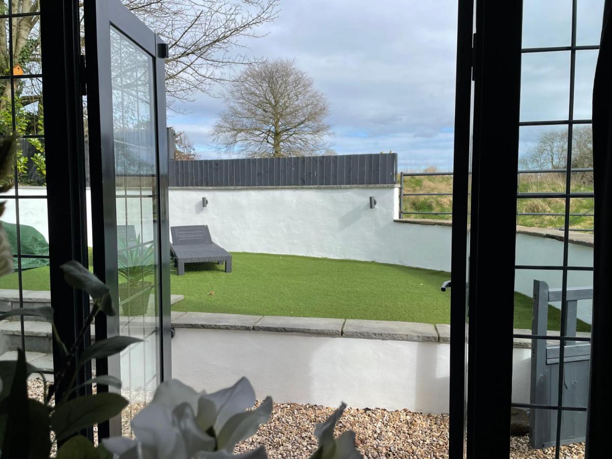 2 Bedroom Cosy Cottage With Hot Tub In Hambrook Close To Bristol City Centre Сasa de vacaciones *