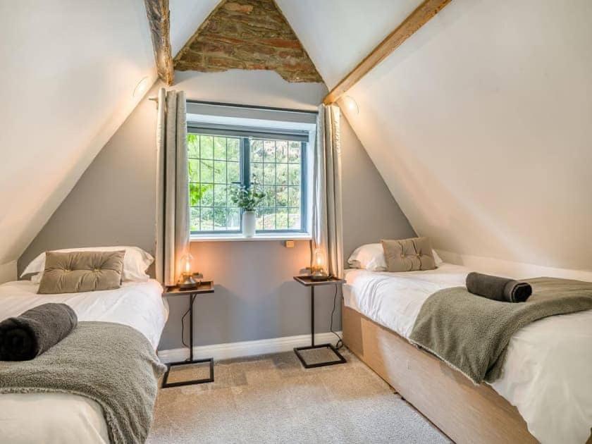 2 Bedroom Cosy Cottage With Hot Tub In Hambrook Close To Bristol City Centre Holiday home *