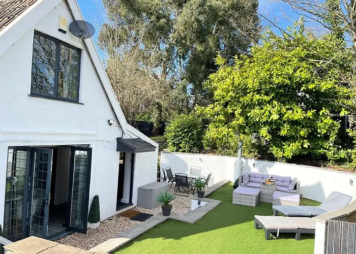 2 Bedroom Cosy Cottage With Hot Tub In Hambrook Close To Bristol City Centre
