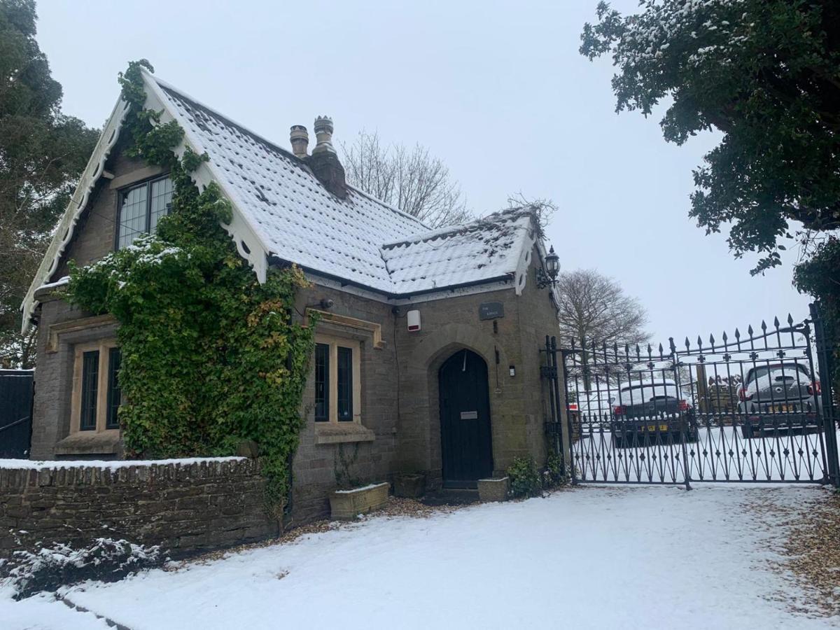 Holiday home 2 Bedroom Cosy Cottage With Hot Tub In Hambrook Close To Bristol City Centre