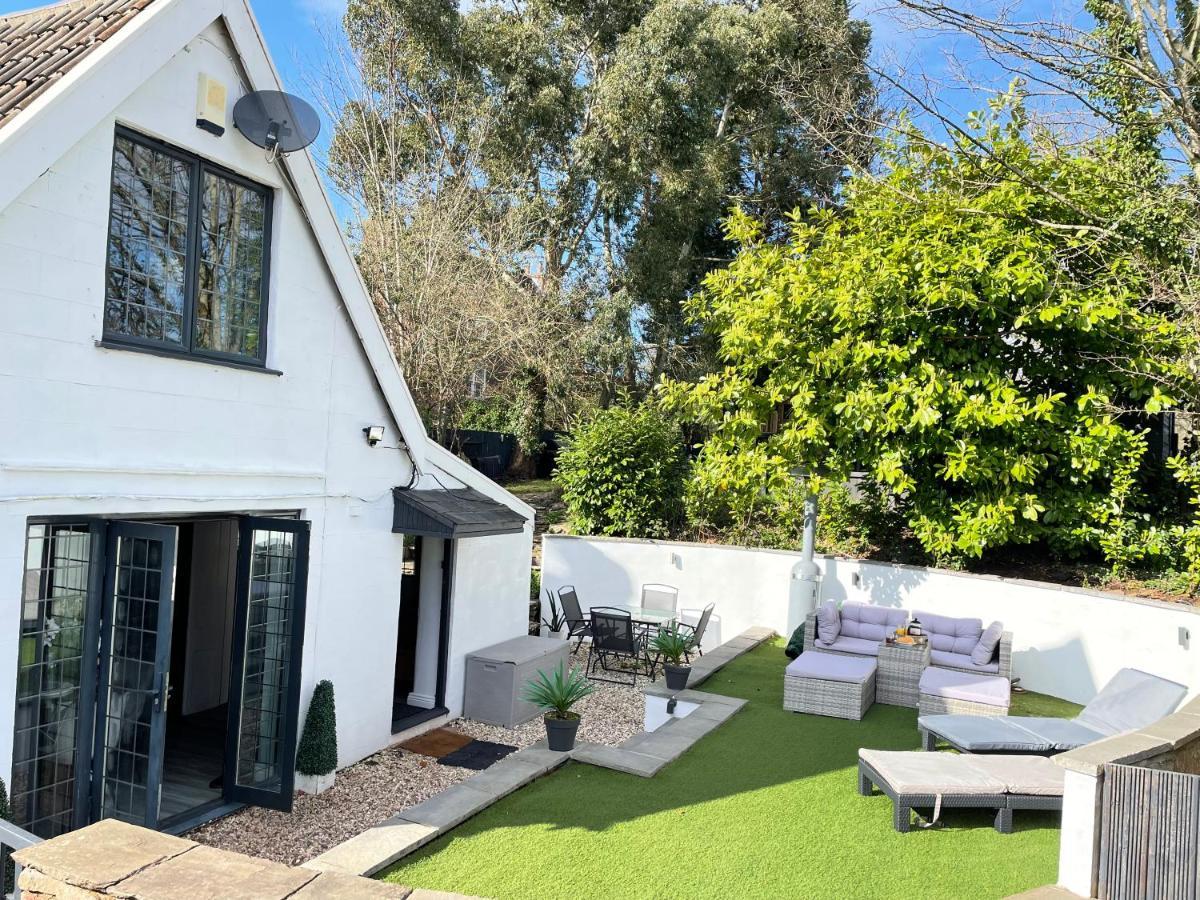 2 Bedroom Cosy Cottage With Hot Tub In Hambrook Close To Bristol City Centre