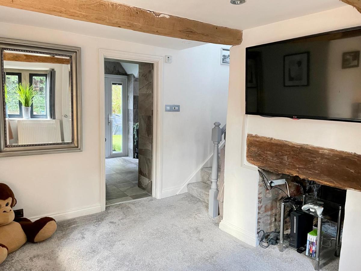 2 Bedroom Cosy Cottage With Hot Tub In Hambrook Close To Bristol City Centre Bristol