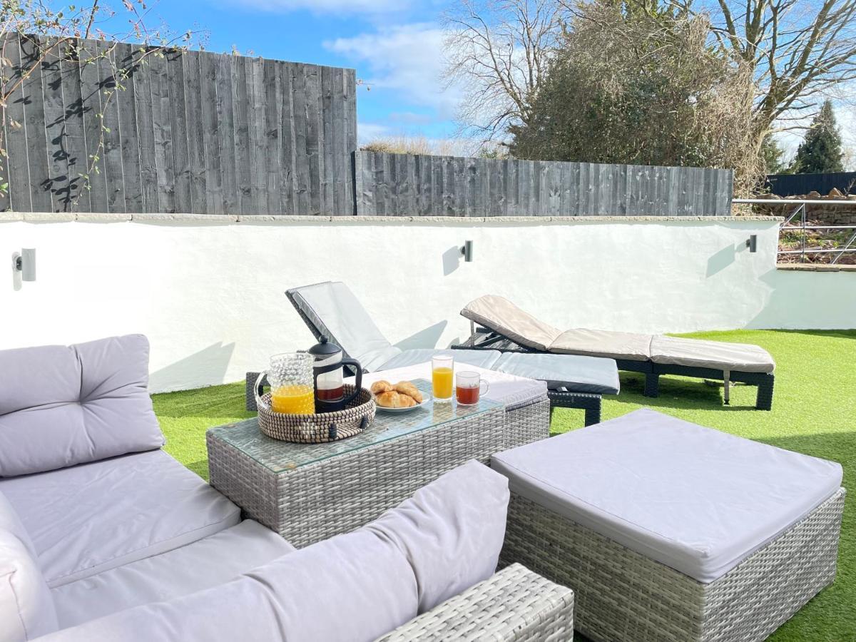 2 Bedroom Cosy Cottage With Hot Tub In Hambrook Close To Bristol City Centre * Bristol