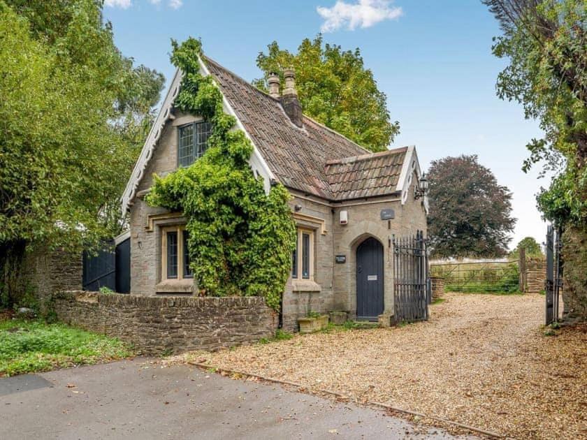 2 Bedroom Cosy Cottage With Hot Tub In Hambrook Close To Bristol City Centre * Bristol