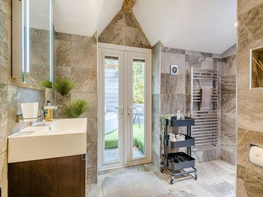 Holiday home 2 Bedroom Cosy Cottage With Hot Tub In Hambrook Close To Bristol City Centre Bristol
