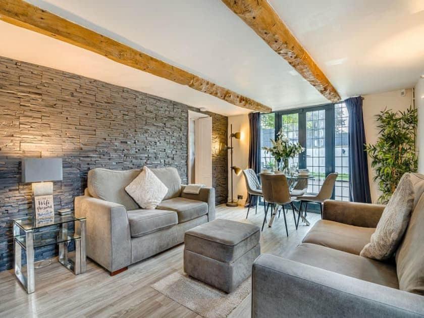 2 Bedroom Cosy Cottage With Hot Tub In Hambrook Close To Bristol City Centre