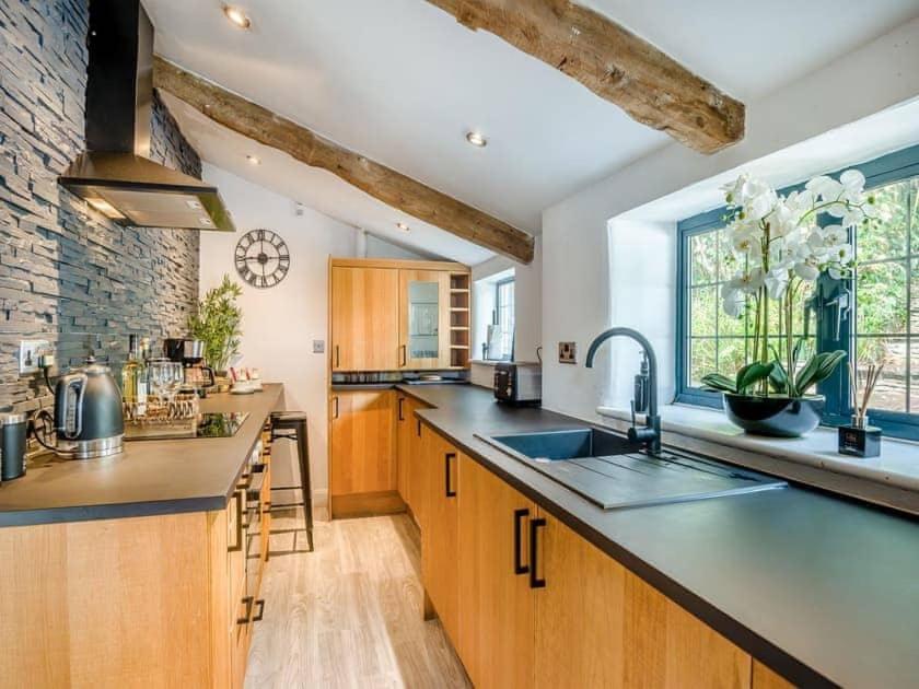 2 Bedroom Cosy Cottage With Hot Tub In Hambrook Close To Bristol City Centre Holiday home Bristol