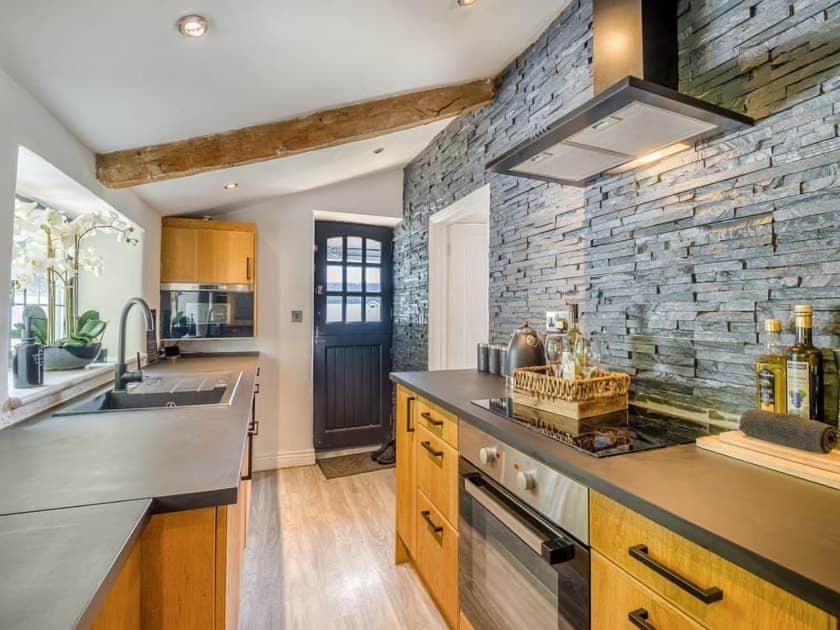 2 Bedroom Cosy Cottage With Hot Tub In Hambrook Close To Bristol City Centre * Bristol