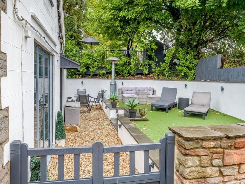 2 Bedroom Cosy Cottage With Hot Tub In Hambrook Close To Bristol City Centre Holiday home
